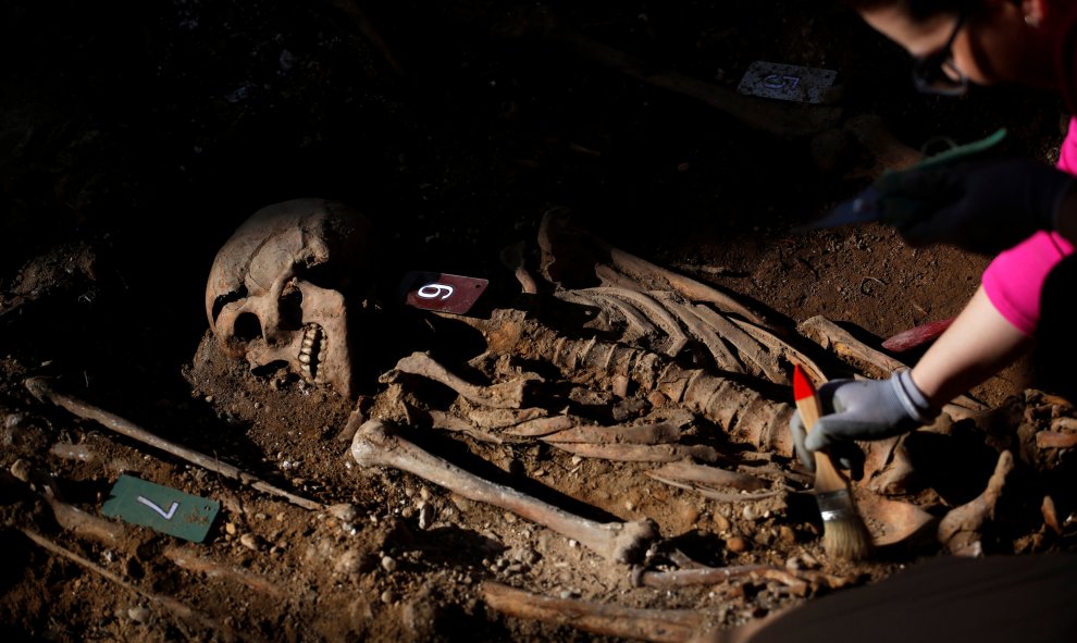 Un arqueólogo exhuma los restos de un represaliado por el bando franquista durante la Guerra Civil en un cementerio de Valladolid.- REUTERS / JUAN MEDINA