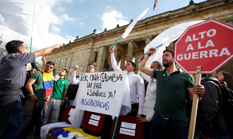 Estudiantes universitarios y partidarios del Acuerdo de Paz firmado entre el Gobierno y las Fuerzas Armadas Revolucionarias de Colombia (FARC) protestan durante una manifestación frente al Congreso en Bogotá, Colombia. REUTERS / John Vizcaino