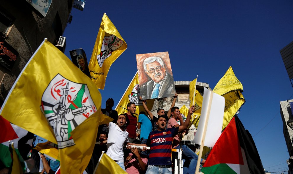 Un grupo de palestinos participan en una manifestación en apoyo del presidente palestino Mahmoud Abbas en la ciudad cisjordana de Ramala. REUTERS / Mohamad Torokman