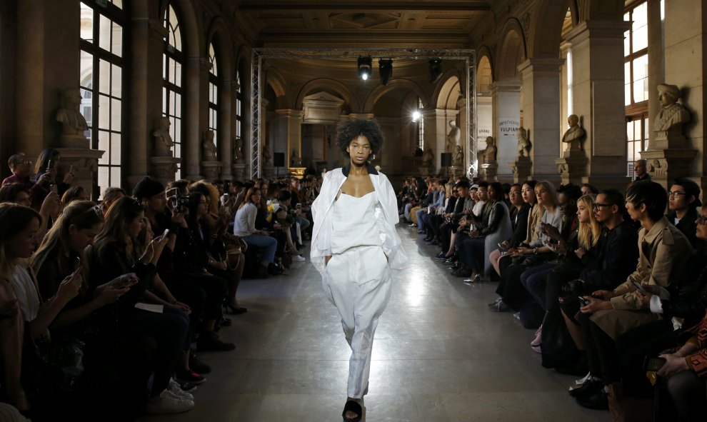 Una modelo presenta una creación del diseñador coreano Young Moon Hee como parte de su colección primavera / verano 2017 durante la Semana de la Moda en París, Francia. REUTERS / Gonzalo Fuentes