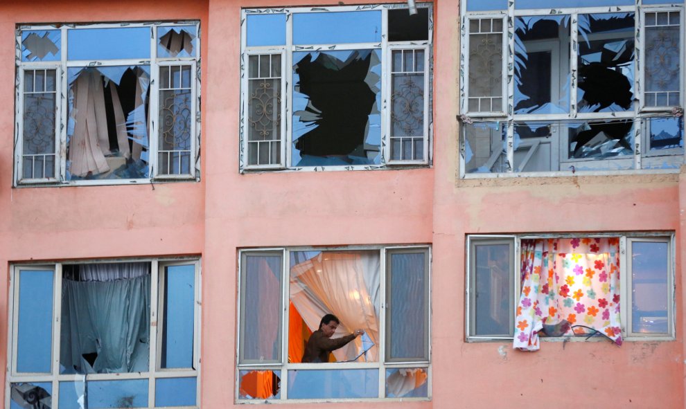 Un hombre afgano limpia los restos del ataque suicida perpetrado en Kabul, Afganistán. REUTERS / Mohammad Ismail