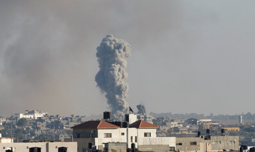 El humo se eleva después de un aéreo israelí, al este de la ciudad de Gaza. REUTERS / Ahmed Zakot