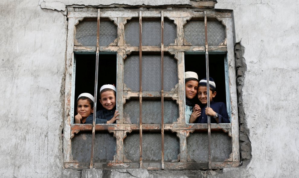 Estudiantes afganos de una escuela religiosa en Kabul, Afganistán. REUTERS / Omar Sobhani