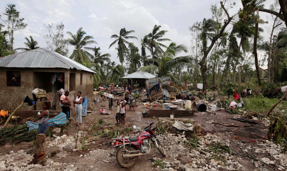 Personas permanecen de pie en una zona afectada por el huracán Matthew en Cavaillon, Haiti. REUTERS/Andres Martinez Casares