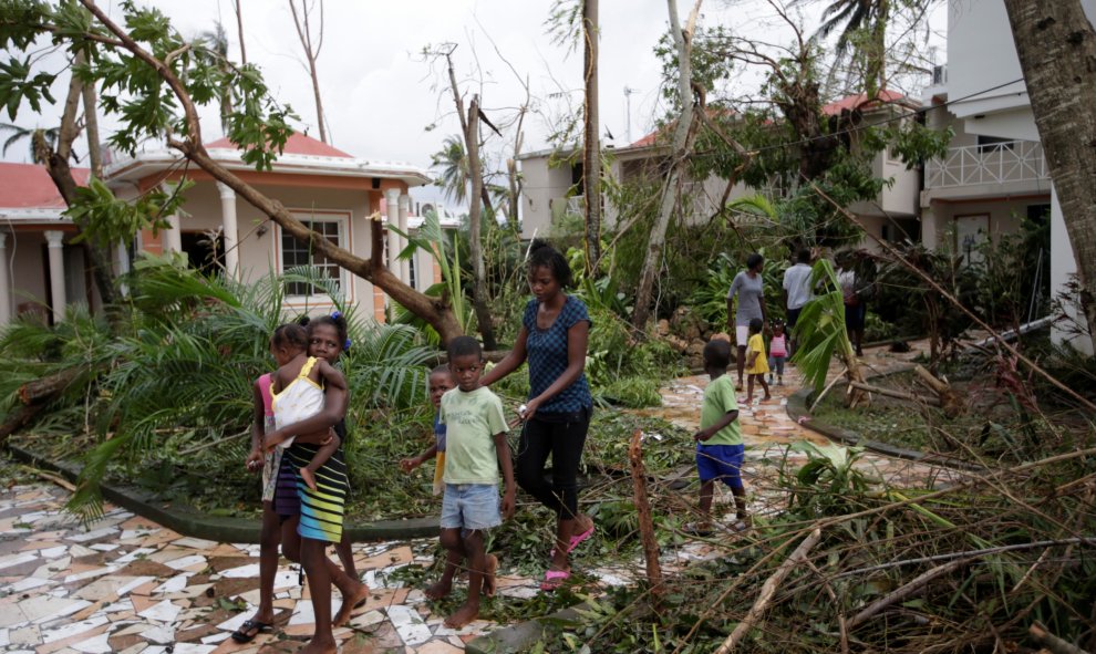 Un grupo de niños camina entre los restos devastados del huracán Matthew en Les Cayes, Haiti. REUTERS/Andres Martinez Casares
