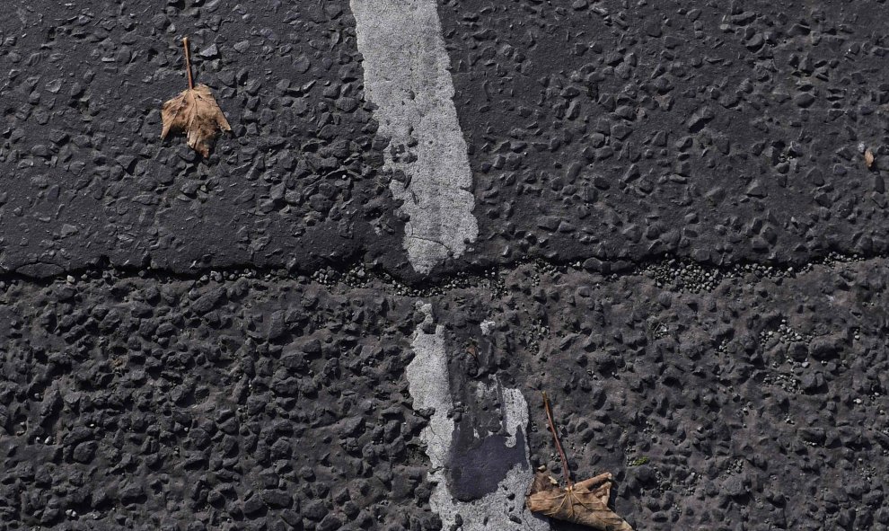 En la ciudad de Pettigo, un leve cambio en la textura del pavimento señala el borde exacto de la frontera entre Irlanda del Norte y la República de Irlanda. /REUTERS