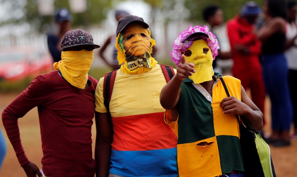 Protestantes llevan máscaras tras interrumpir unas conferencias demandando la educación superior gratuita en la Universidad del noroeste de Vanderbijlpark. / REUTERS