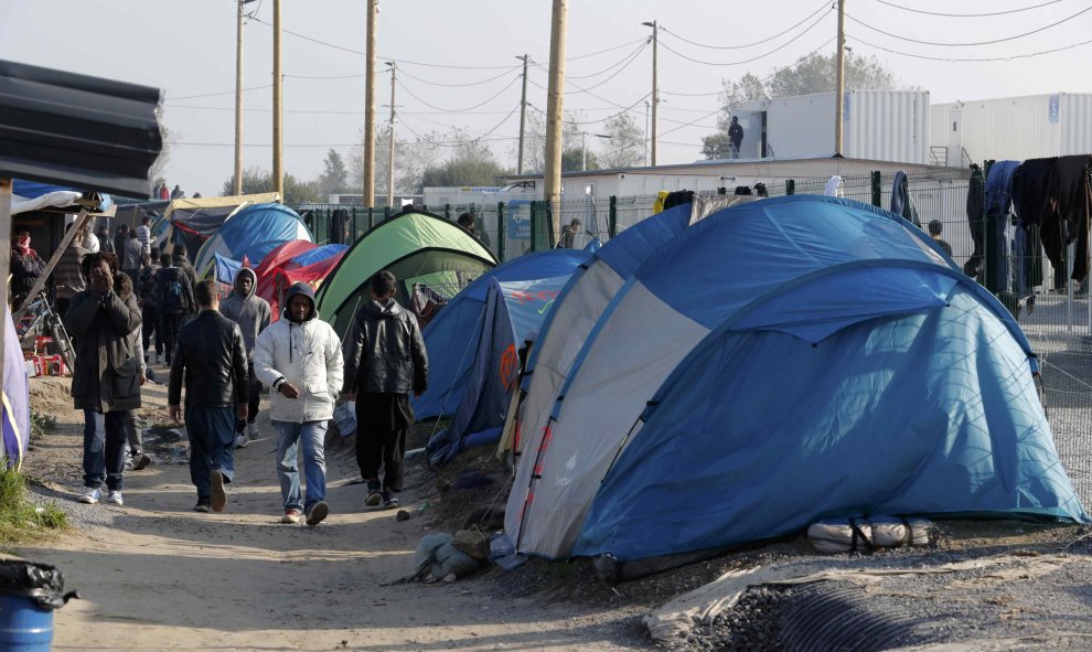Tiendas de campaña colocadas junto a un camino en La Jungla de Calais. El Gobierno empezará este lunes el traslado de los inmigrantes a los   450 centros provisionales repartidos por todo el país.- PHILIPPE WOJAZER (REUTERS)