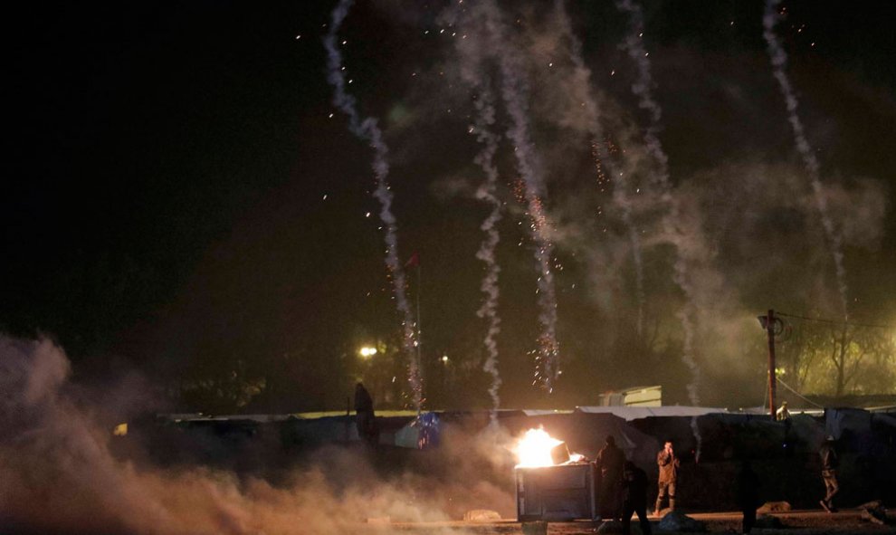 Botes de gas lacrimógeno lanzados por la policía francesa llueven sobre los internos en La Jungla de Calais en la víspera de su   desmantelamiento.- PHILIPPE WOJAZER (REUTERS)