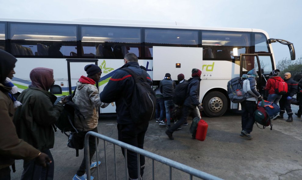 Los refugiados de la 'Jungla' de Calais montan en uno de los autobuses durante la evacuación del lugar. REUTERS/Philippe Wojazer