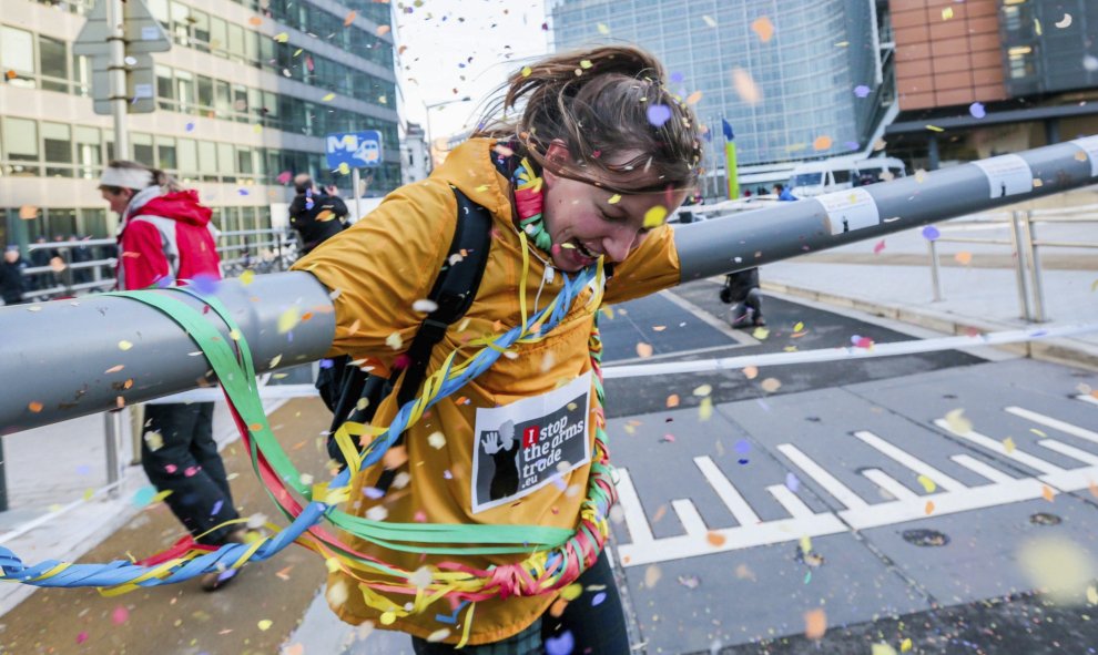 Una activista protesta delante de la sede de la Comisión Europea para protestar contra las subvenciones europeas a la industria armamentística en Bruselas. EFE/Stephanie Lecocq