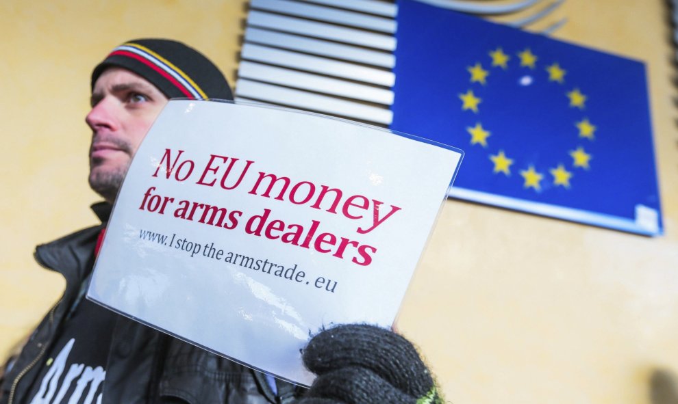 Un activista protesta delante de la sede de la Comisión Europea para protestar contra las subvenciones europeas a la industria armamentística en Bruselas (Bélgica). EFE/Stephanie Lecocq