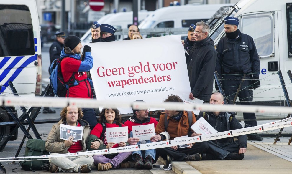 Activistas protestan ante el acceso a la sede de la Comisión Europea contra las subvenciones europeas a la industria armamentística en Bruselas (Bélgica). EFE/Stephanie Lecoc