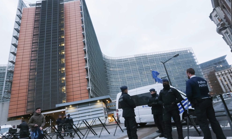 La policía belga acordona los alrededores de la sede de la Comisión Europea ante la manifesación contra las subvenciones europeas a la industria armamentística en Bruselas (Bélgica). EFE/Stephanie Lecocq
