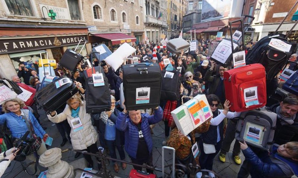 Los ciudadanos de Venecia, mostrando maletas durante la protesta “Venexodus” en la ciudad italiana. / EFE
