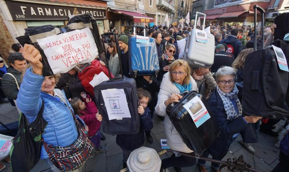 Los ciudadanos de Venecia, mostrando maletas durante la protesta “Venexodus” en la ciudad italiana. / EFE