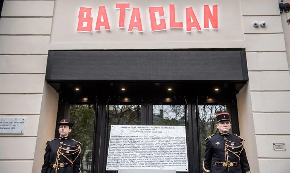 Placa en la puerta de Bataclan, donde murieron 90 personas hace un año./ EFE