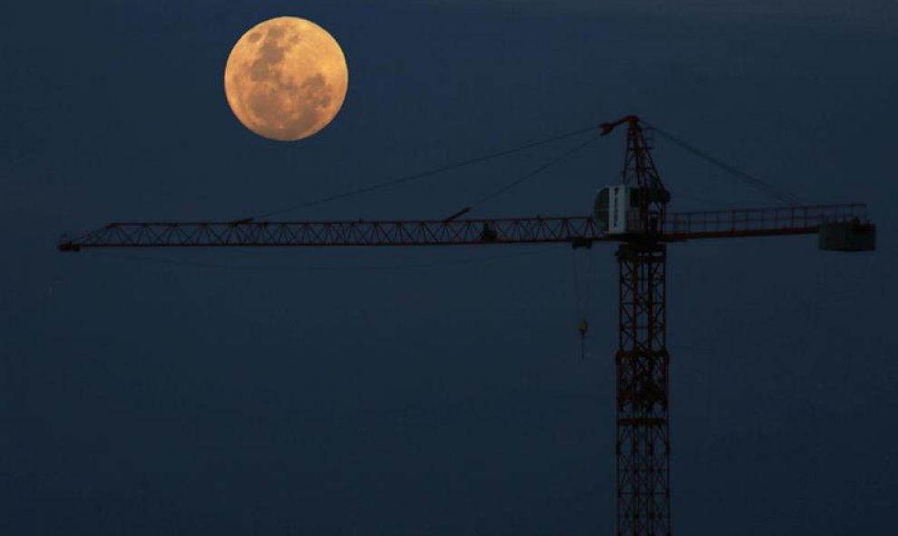 Desde Santiago de Chile se vio así. Estos días aparece un 14% más grande y un 30% más luminosa porque alcanza el punto más cercano a la Tierra. EFE/ELVIS GONZÁLEZ