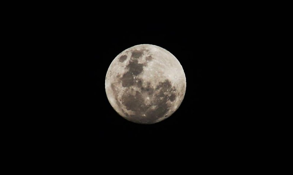 La superluna, desde Santiago de Chile.  EFE/ELVIS GONZÁLEZ