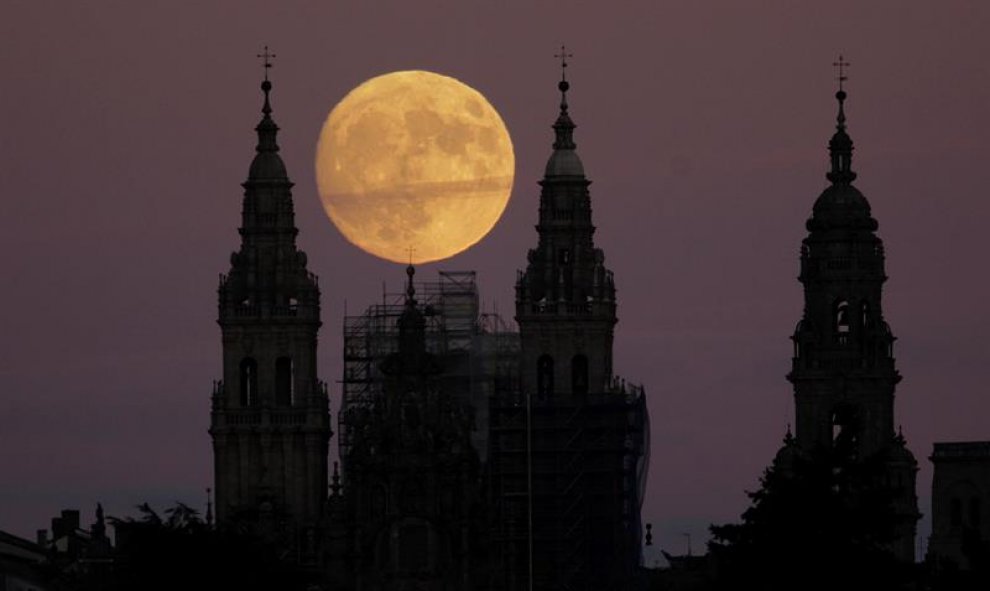 Superluna vista desde Santiago de Compostela. EFE/Lavandeira jr