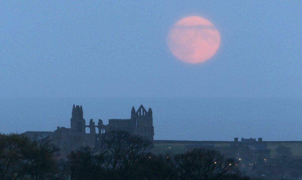 La superluna desde el norte de York Shire en Gran Bretaña / REUTERS