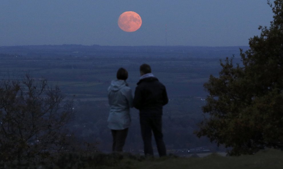 Una pareja disfruta de las vistas de la superluna en Gran Bretaña / REUTERS