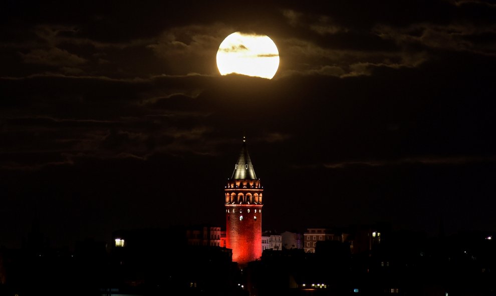 La superluna desde Estambul / REUTERS