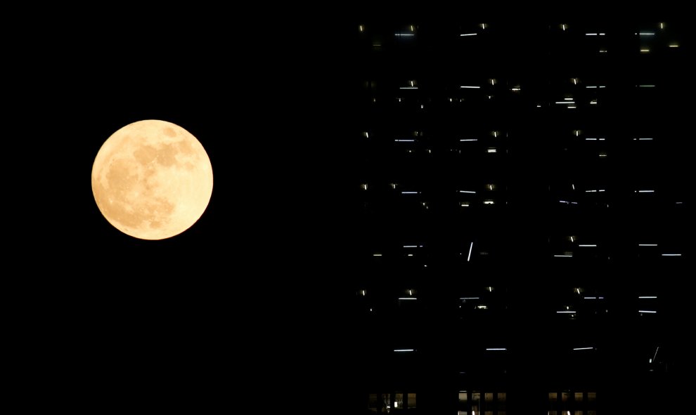 En Hong Kong la superluna podía verse así / REUTERS