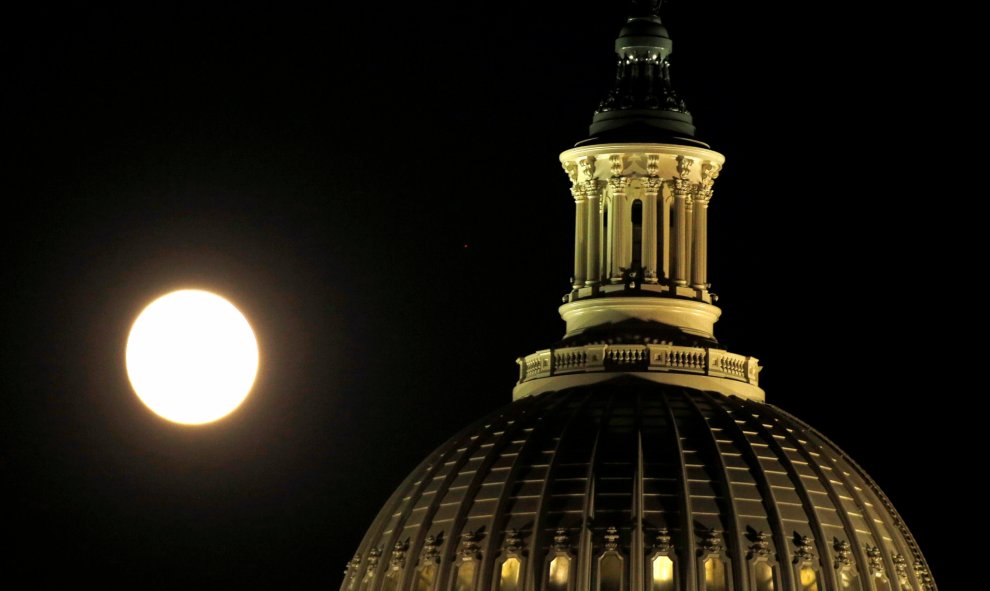 La superluna desde el Capitol en Washington / REUTERS