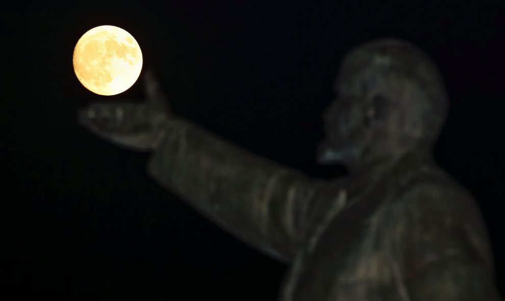 La estatua de Lenin en Kazajistán con la superluna / REUTERS