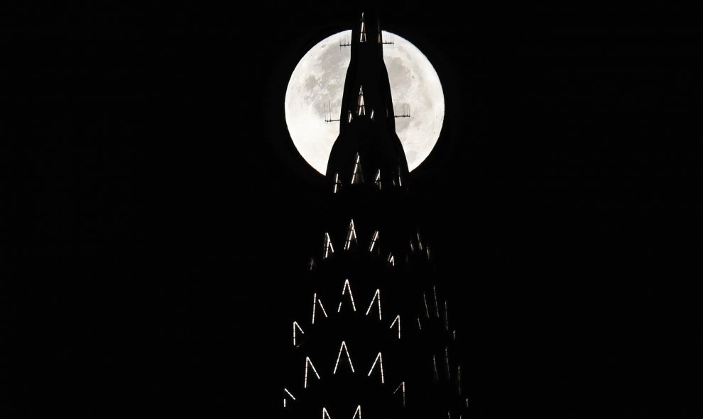 La superluna desde el edificio Chrysler de Nueva York / REUTERS