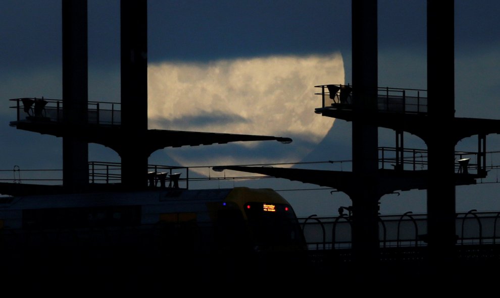 La superluna en Sidney / REUTERS