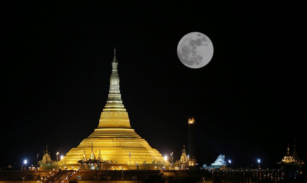 Vista de la superluna sobre el Pagoda Uppatasanti en Naipyidó (Birmania). EFE/Hein Htet