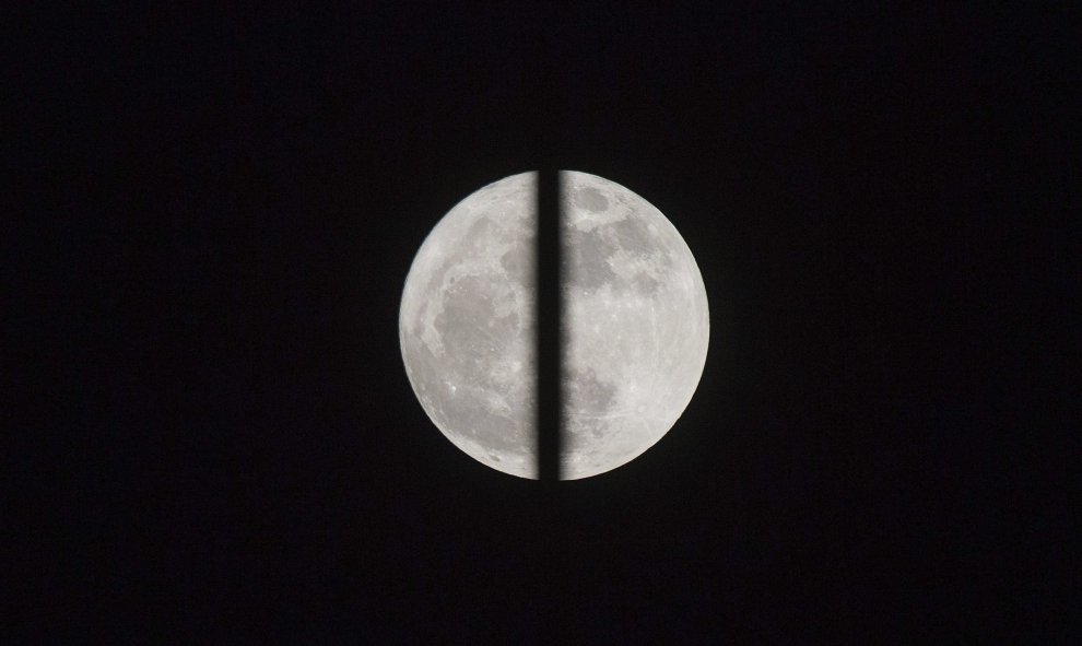 Un poste de luz divide la superluna en Hong Kong (China). EFE/Jerome Favre