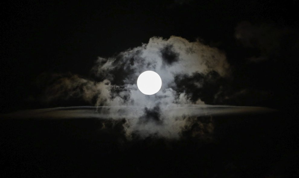 La superluna se eleva sobre Makati (Filipinas). EFE/Mark R. Cristino