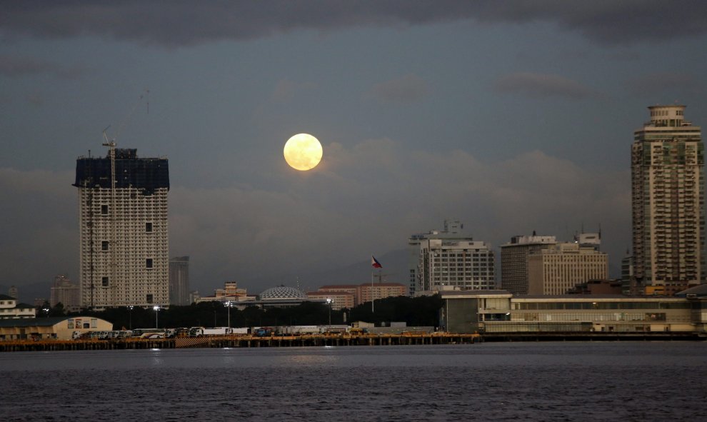 La superluna se eleva sobre Manila (Filipinas). EFE/Francis R. Malasig