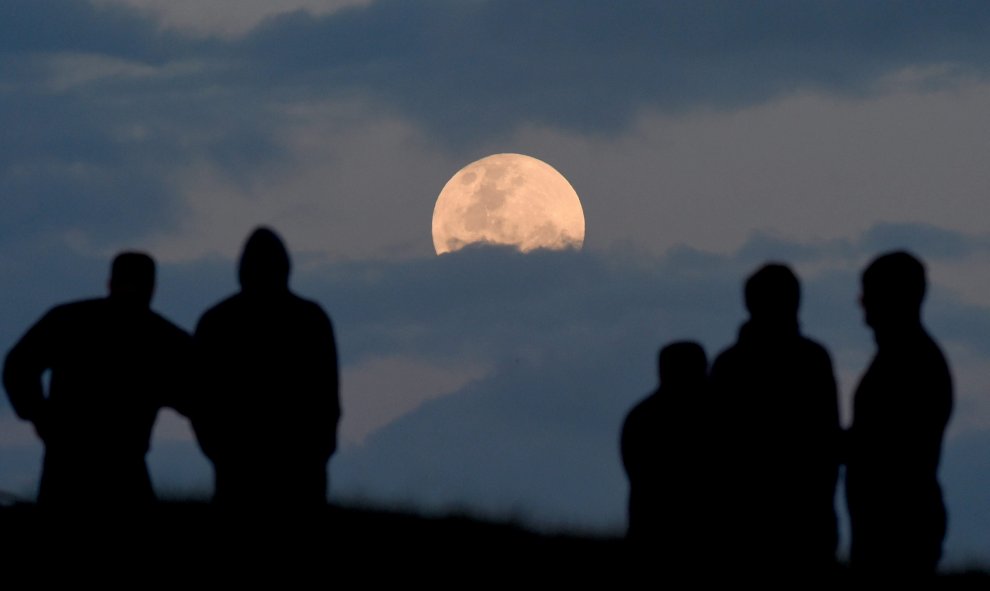 Varias personas observan la superluna desde la colina Balg al sur de Sidney (Australia). EFE/Dean Lewins
