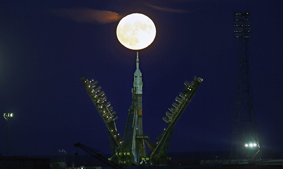 Vista de la superluna tras la nave Soyuz MS-03 en la plataforma de lanzamiento en el Cosmódromo de Baikonur (Kazajistán). EFE/Yuri Kochetkov