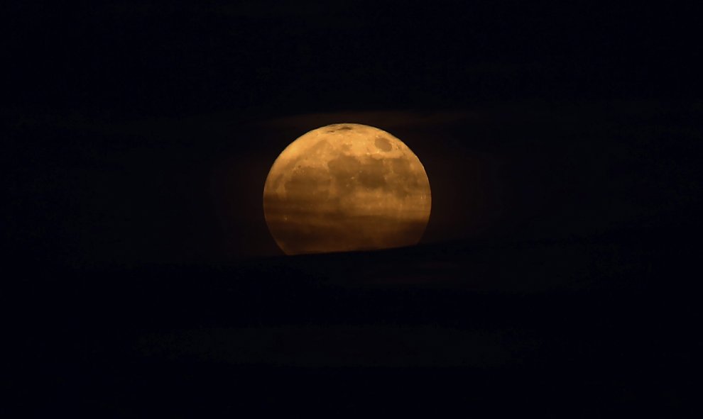 Vista de la superluna sobre la ciudad palestina de Nablus, (Palestina). EFE/Alaa Badarneh