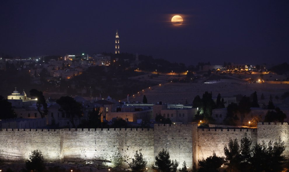 La superluna se eleva sobre Jerusalén (Israel). EFE/Abir Sultan