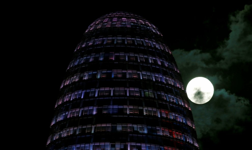 La superluna vista desde la Torre Agbar de Barcelona. REUTERS/Albert Gea