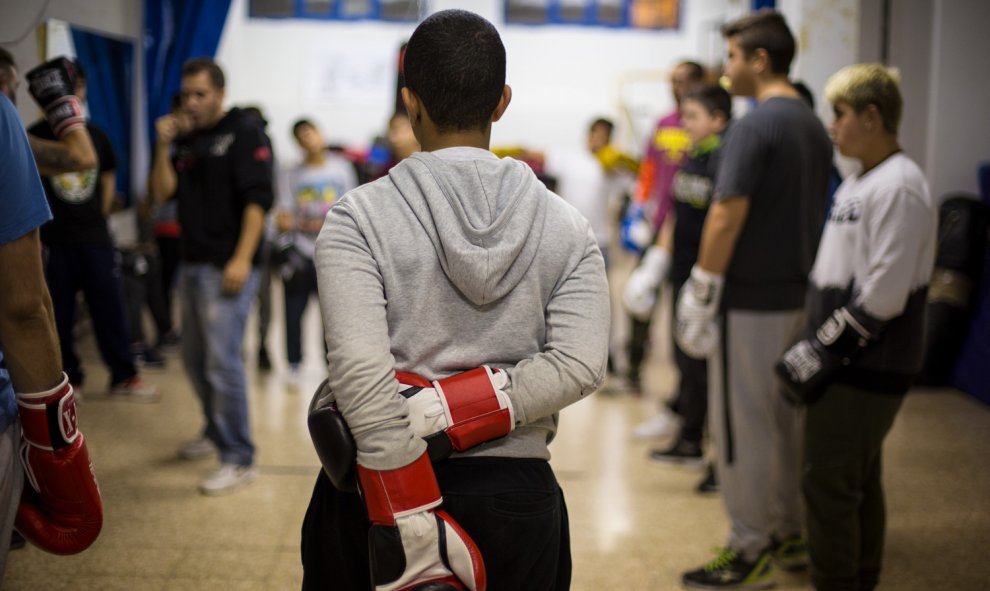 Los chavales en la escuela de boxeo de Hortaleza que coordina Julio RUBIO. JAIRO VARGAS