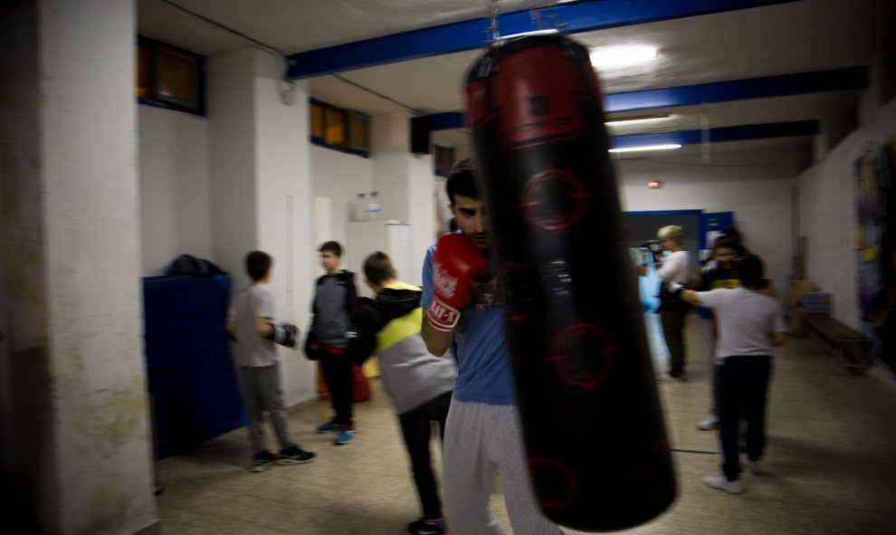 Un chico golpea el saco durante la clase. JAIRO VARGAS