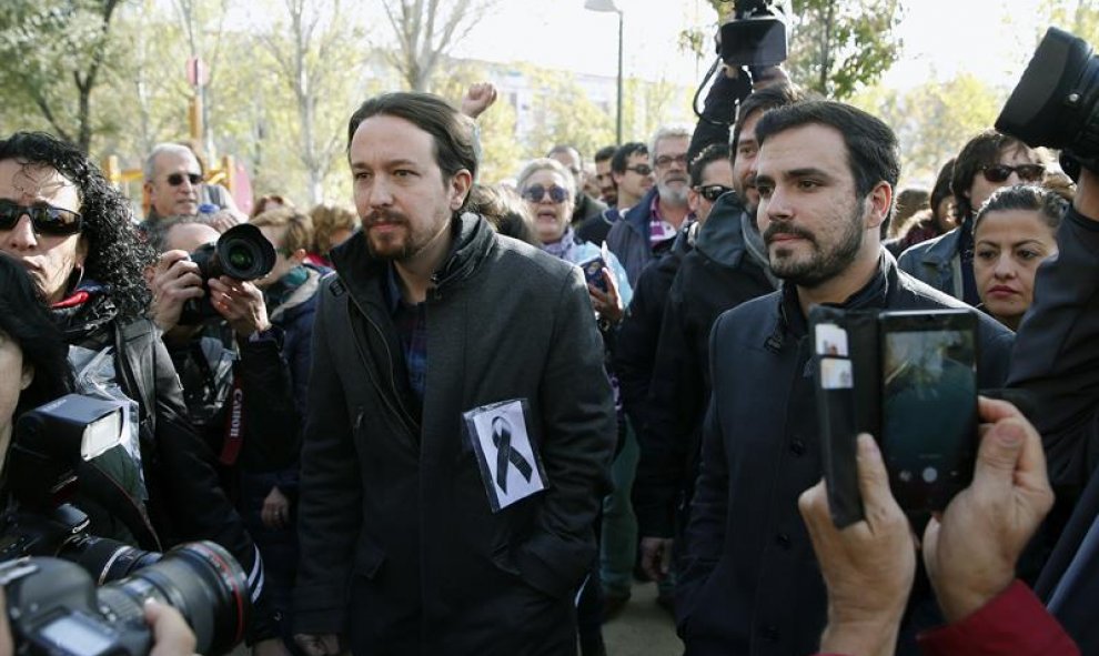 Pablo Iglesias y Alberto Garzón han estado presentes en la sede de Gas Natural en Madrid / EFE