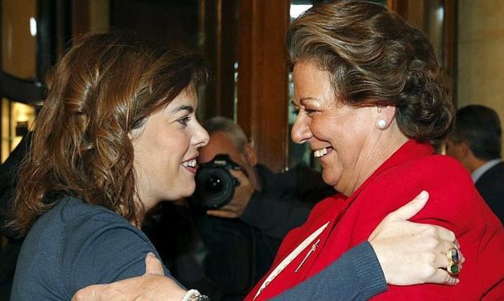 La exalcaldesa de Valencia, Rita Barberá, y la vicepresidenta del Gobierno, Soraya Sáenz de Santamaría. / EFE