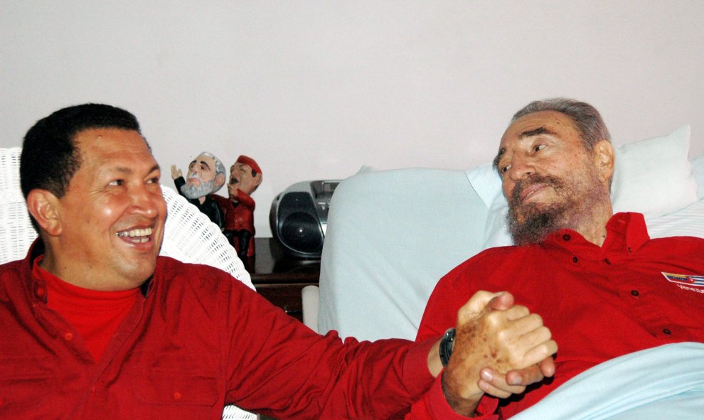 Hugo Chavez visita a Castro en agosto de 2006./ REUTERS