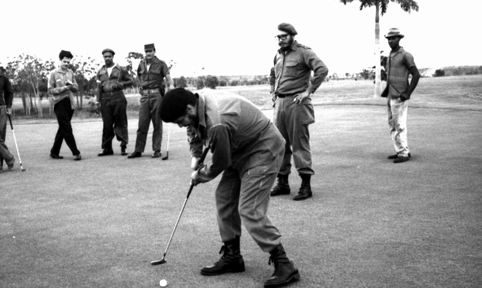Ernesto Che Guevara juega al golf mientras es observado por Fidel Castro  en La Habana. Sin fecha./ REUTERS/Prensa Latina/File Photo