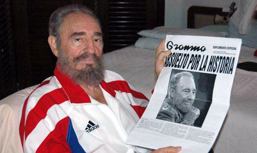 Fidel Castro muestra una copia del periódico Granma./ REUTERS