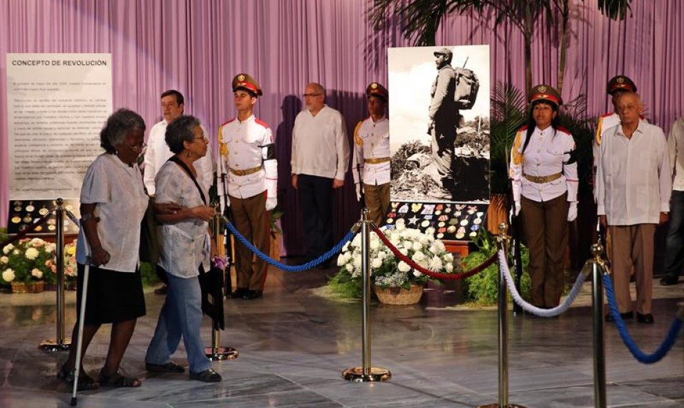 Dos ancianas despiden al fallecido líder cubano Fidel Castro durante un homenaje en la Plaza de la Revolución de La Habana (Cuba). EFE