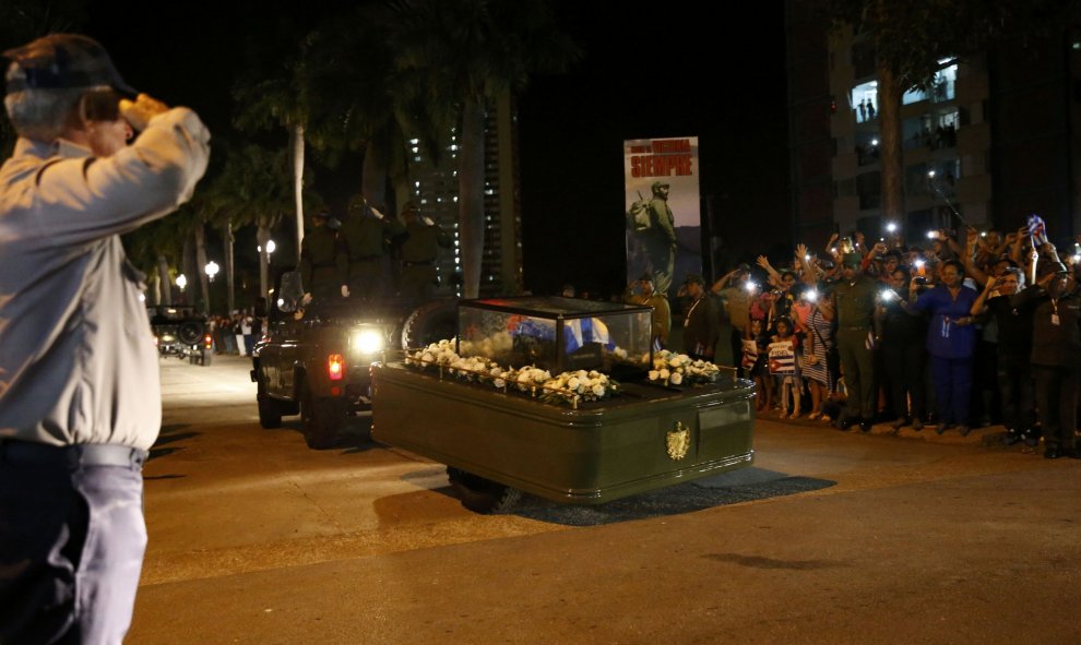 La Caravana de la Libertad, con los restos de Fidel Castro, recibe el homenaje del pueblo cubano en Camagüey./ REUTERS